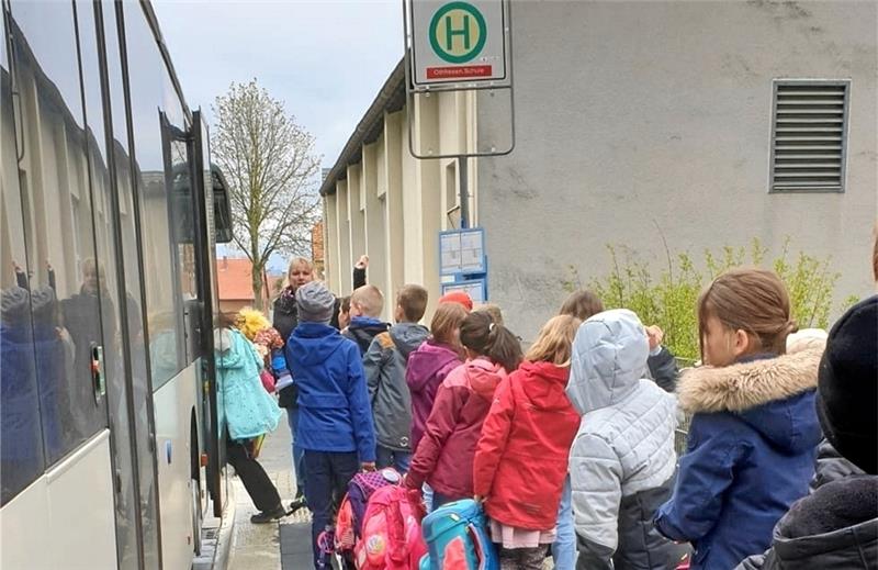 Othfresener Kinder lernen richtiges Verhalten im Bus Ordentlich aufgestellt haben sich die Mädchen und Jungen, bevor sie in Ruhe nacheinander in den Bus einsteigen. Drinnen geht es dann um weitere Regeln. Foto: Privat