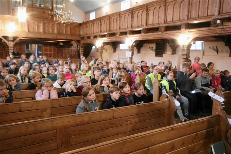 25. Schladener Kinderbibelwoche mit Rekordteilnahmerzahl Ordentlich was los im Gotteshaus – mehr als 120 Kinder und Jugendliche nehmen an der Jubiläumsausgabe der Schladener Kinderbibelwoche teil. Foto: Gereke