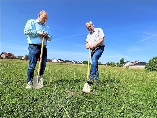 Ordentlich zutreten, dann klappt es auch mit dem Spatenstich in die trockene Erde: Bürgermeister Ralf Abrahms (r.) zeigt Marko Eichhorst, Leiter der NLG-Geschäftsstelle Braunschweig, wie man den Spaten richtig ansetzt. Dort, wo die beiden buddeln, werden bald Familien wohnen.  Foto: Schlegel