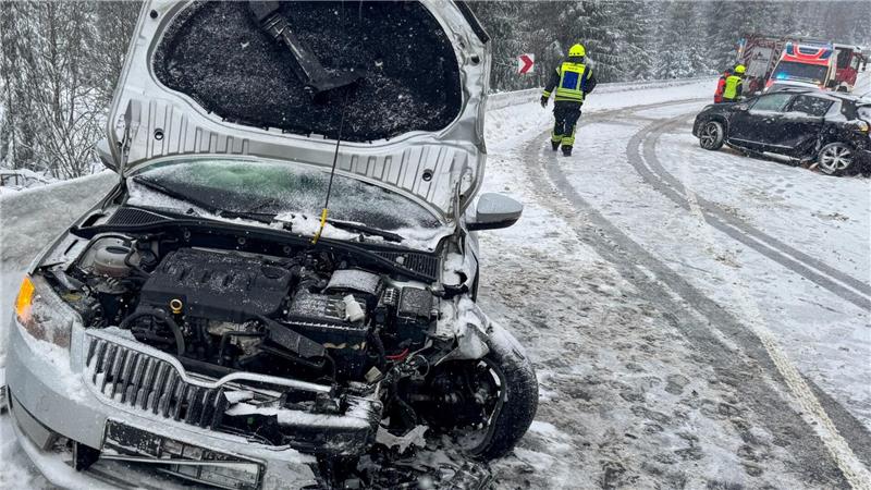 Ordentlicher Blechschaden, aber zum Glück keine ernsten Verletzungen: Zwischen Sonnenberg und Oderteich krachen zwei Autos ineinander.