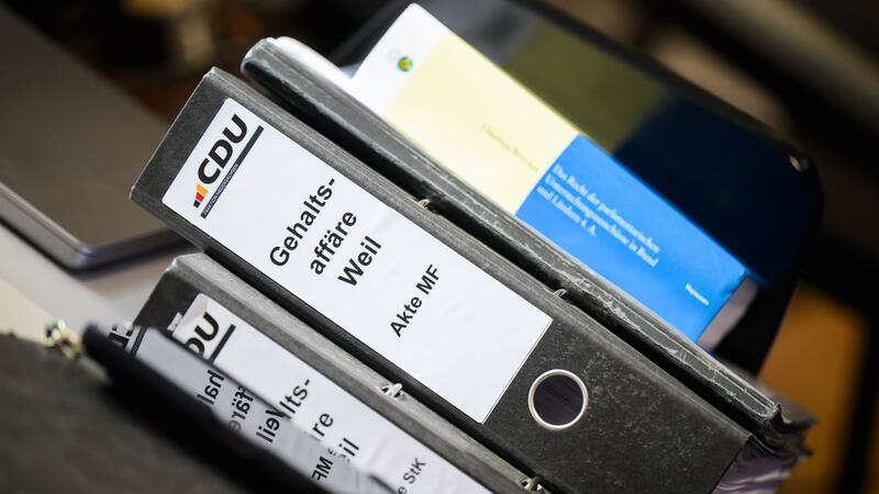 Ordner der CDU mit Aufschrift „Gehaltsaffäre Weil“.