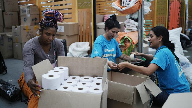 Organisationen und Bürger haben Hilfsgüter für die mehr als 100.000 Betroffenen gespendet.
