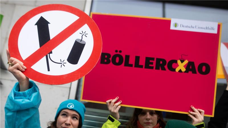 Organisationen wie die Deutsche Umwelthilfe und die Berliner Gewerkschaft der Polizei (GdP) fordern ein Böllerverbot für den Privatgebrauch. (Archivbild)