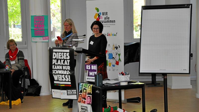 Organisationsduo bei der Kinderkonferenz im Landkreis: Gaby Drost von der Koordinierungsstelle „Demokratie Leben“ im Awo-Kreisverband und Oker-Rektorin Claudia Kohl haben das Heft in der Hand.