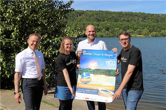 Organisationsteam und Sponsoren freuen sich auf ein volles Seefest-Programm (v. li.): Frank Uhlenhaut (Harz Energie), Stefanie Dreßler (GMG), Ortsvorsteher Martin Mahnkopf und Jan Simon (GMG). Foto: Roß