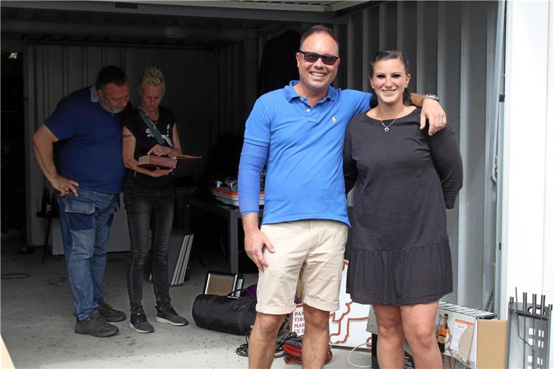 Ganz Eckertal ist eine Trödelmeile Organisator Daniel Diehl und seine Frau haben sogar ein Auto im Angebot.