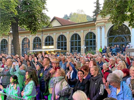 Organisator Olaf Bewersdorf (blaue Jacke unterhalb des Getränkewagens) sieht zufrieden aus – etwa 800 Menschen feiern im Badepark den Geburtstag der großen Stadt Bad Harzburg. Fotos: Exner/Schlegel