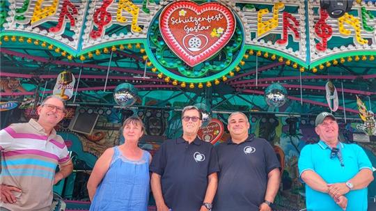 Organisatoren und Sprecher der Schützenfest-Zünfte blicken mit Zuversicht auf den Start am Freitag: (v. l.) Guido Ehlers (Gastronomie), Elke Braun (Pott- und Krammarkt, Sven Schneider, Martin Müller (beide Verein Volksfest) und Konrad Ahrend (Schausteller).