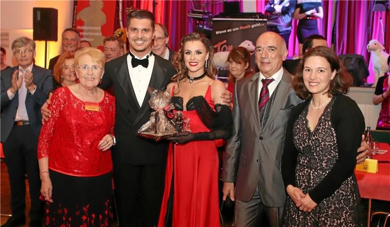 „Let's Dance“-Ehepaar Ionel begeistert Hahnenklee bei Tanzgala Organisatoren und Stars (v. li.): Tanzclub-Vize Uschi Seidel, Patricija und Alexandru Ionel, Vorsitzender Jürgen Vogelbein und Hahnenklees Tourismus-Chefin Isabel Junior. Foto: Kammer