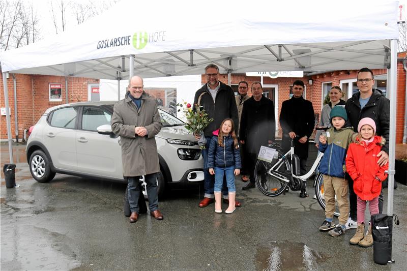 Goslarer Stadttombola: Das Auto geht nach Hamburg Organisatoren und Tombola-Gewinner freuen sich bei der Übergabe der Preise (v. li.): Diakonie-Geschäftsführer Stefan Voigt, Gernot und Frieda Gäbel, Deipenau-Verkaufsleiter Thomas Kühl, Diakonie-Aufsichtsrat Armin Kalbe, Pascal Barnieck, Jacqueline Förster sowie Ben, Timo und Marie Rimrodt. Foto: Roß