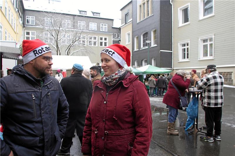 Budenzauber im Hof der TU Clausthal ist gut besucht Organisatorin Jana Bertram und Wolfram Haeseler vom Rotaract-Club.