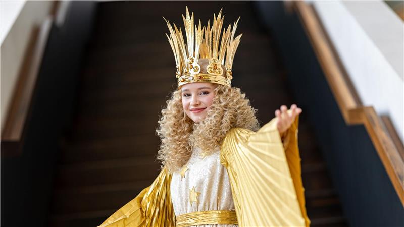 Ornat für neues Nürnberger Christkind: Nora Falk bei der Anprobe