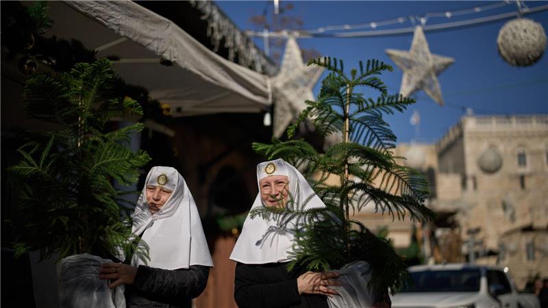 Orthodoxe Christinnen holen Weihnachtsbäume in Jerusalems Altstadt ab