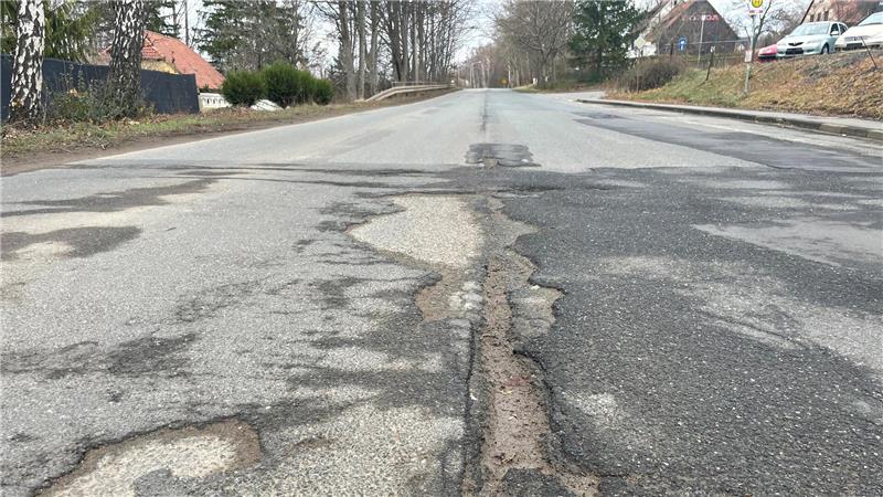 Das Foto zeigt dicke Risse im Asphalt am Ortsausgang von Oker Richtung Harlingerode.