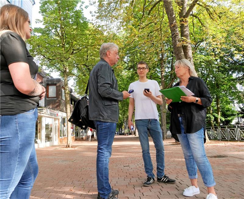 Fürs Lichterfest müssen Sitzbänke und Mülleimer weichen Ortsbegehung: Kerstin Rose vom Bauhof (re.) mit Fest-Organisator Maik Herrmann (2.v.li.) und Agentur-Mitarbeiter Nils Kunik sowie Agentur-Praktikantin Denise Marquardt in der Bummelallee. Auch einen Abstecher in den Casinopark machen sie, weil dort noch der Platz für einen Musiker gesucht werden soll. Foto: Potthast