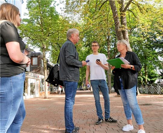 Ortsbegehung: Kerstin Rose vom Bauhof (re.) mit Fest-Organisator Maik Herrmann (2.v.li.) und Agentur-Mitarbeiter Nils Kunik sowie Agentur-Praktikantin Denise Marquardt in der Bummelallee. Auch einen Abstecher in den Casinopark machen sie, weil dort noch der Platz für einen Musiker gesucht werden soll. Foto: Potthast