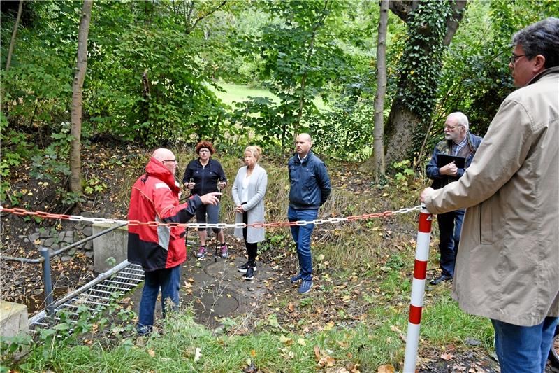 Ortsbegehung mit Gutachter, SPD und Anwohnern: Oberhalb des Frankenberger Teiches (rechts von der Straße hinauf zum Steinberg) befindet sich das „Einlaufbauwerk“ des Frankenberger Teiches. Dort wird der Trüllkebach geteilt: Der Hauptstrom fließt in die Regenwasserkanalisation. Ein Teilstrom geht jedoch in den Frankenberger Teich. Als dessen Damm Ende Februar zu brechen drohte, wurde der Zulauf kurzerhand vorübergehend mit Bauschaum verfüllt. Fotos: Kempfer
