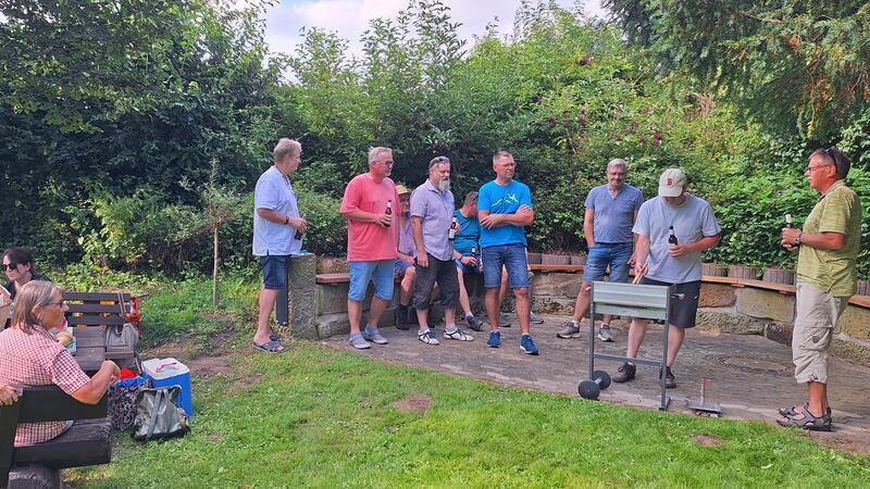 Grillgrotte in Neuenkirche erstrahlt in neuem Glanz Ortsbrandmeister Björn Berkefeld betätigt sich als Grillmeister.