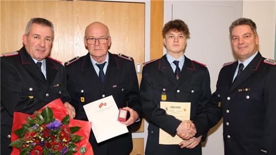 Ortsbrandmeister Björn Berkefeld gratuliert Otto Böge. und sein Stellvertreter Dennis Quadt gratuliert dem frisch gebackenen Feuerwehrmann Jan Höfer.