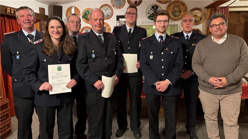 Das Foto zeigt eine Gruppe von Menschen, die teilweise Urkunden in die Kamera halten.