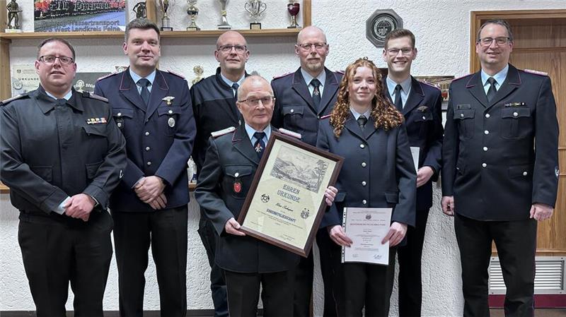 Was die Wildemanner Feuerwehr so unverzichtbar macht Ortsbrandmeister Michael Habekost (l.) und Stadtbrandmeister Markus Finck (r.) ehren und befördern (v.l.) Florian Schreyer, Kai Lehmann, Uwe Schaper, André Nösel, Fiona Nösel und Lennart Gehrke.