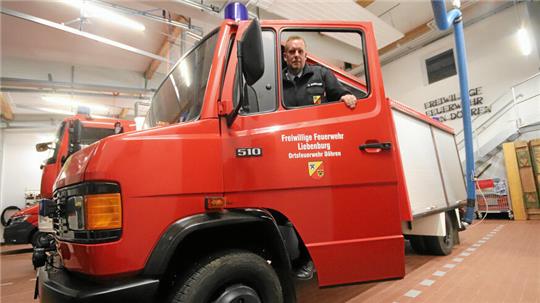 Ortsbrandmeister Oliver Bormann klettert aus dem 30 Jahre alten TSF-W der Ortsfeuerwehr Döhren, für das Ersatz beschafft werden soll.