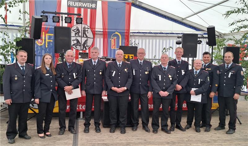 Ortsbrandmeister Tim Helbig (li.) und Gemeindebrandmeister Daniel Zalesinski rahmen die Geehrten und Beförderten ein. Foto: Hohaus