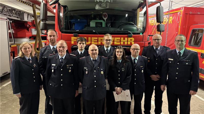 Ortsbrandmeisterin Anna-Katharina Ehrenberg (l.) und Stadtbrandmeister Markus Finck (r.) mit den Geehrten und Beförderten.
