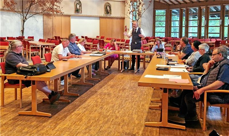 Dürfen kommunale Gremiensitzungen mal ausfallen? Ortsbürgermeister Alexander Ehrenberg (stehend) erklärt, warum der Antrag der Altenau-Schulenberg-Gruppe nicht durch die Kommunalverfassung gedeckt sei. Es bestehe keine Pflicht, dass Ortsräte stattfinden. Foto: Knoke