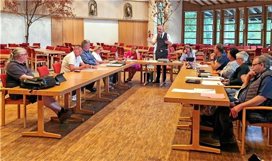 Ortsbürgermeister Alexander Ehrenberg (stehend) erklärt, warum der Antrag der Altenau-Schulenberg-Gruppe nicht durch die Kommunalverfassung gedeckt sei. Es bestehe keine Pflicht, dass Ortsräte stattfinden. Foto: Knoke