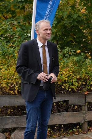Was hat die Völkerschlacht bei Leipzig mit Altenau zu tun? Ortsbürgermeister Alexander Ehrenberg stützt seine Festrede mit einer Musikbox und atmosphärischen Geräuschen sowie Liedern.