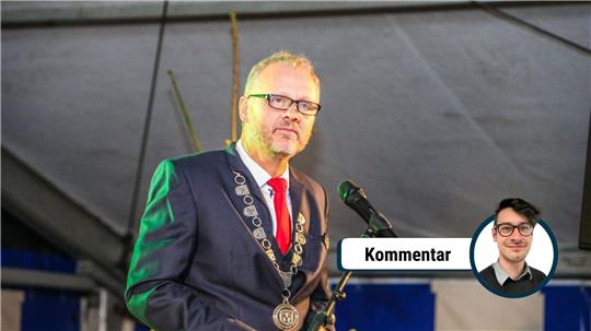 Ortsbürgermeister Alexander Ehrenberg verwundert mit seinem Ton beim Heimatfest.