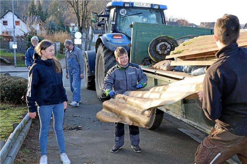 Müllmassen entsetzen die Hahäuser Ortsbürgermeister Eckhard Ohlendorf (im Hintergrund) sorgt mit seinem Treckergespann für den Abtransport der Müllmassen, die beim Hahäuser Hausputz zusammenkommen. Fotos: Privat