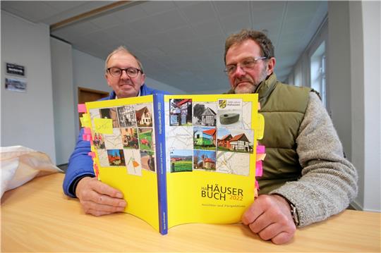 Ortsbürgermeister Eckhard Ohlendorf (li.) und Autor Rainer Hoffmeister blicken in das Korrekturexemplar des Häuserbuches. Die Verkaufsexemplare, die erst nächste Woche aus der Druckerei kommen, werden einen festen Papp einband haben sowie ein Lesebändchen. Fotos: Gereke