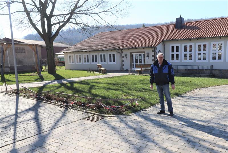Ortsbürgermeister Eckhard Ohlendorf vor dem Dorfgemeinschafthaus, an dem der neue Spielplatz entstehen soll. Foto: Neddermeier