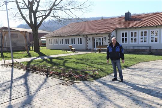 Ortsbürgermeister Eckhard Ohlendorf vor dem Dorfgemeinschafthaus, an dem der neue Spielplatz entstehen soll. Foto: Neddermeier