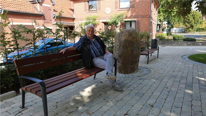 Drei Zentimeter bringen Dorfplatz-Umgestaltung ins Wanken Ortsbürgermeister Günter Meyer hat nun auf den Bänken eine 47 Zentimeter tiefe Sitzfläche.