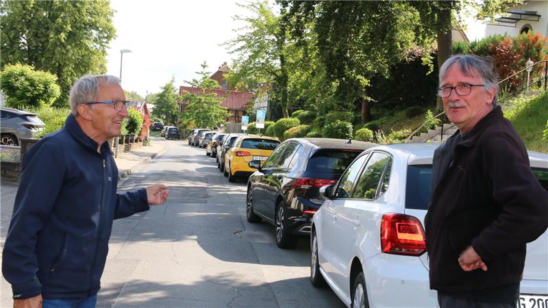 Parkende Autos bereiten Anwohnerärger Ortsbürgermeister Günter Meyer (l.) und Ratsmitglied Holger Kopka suchen nach Lösungen.
