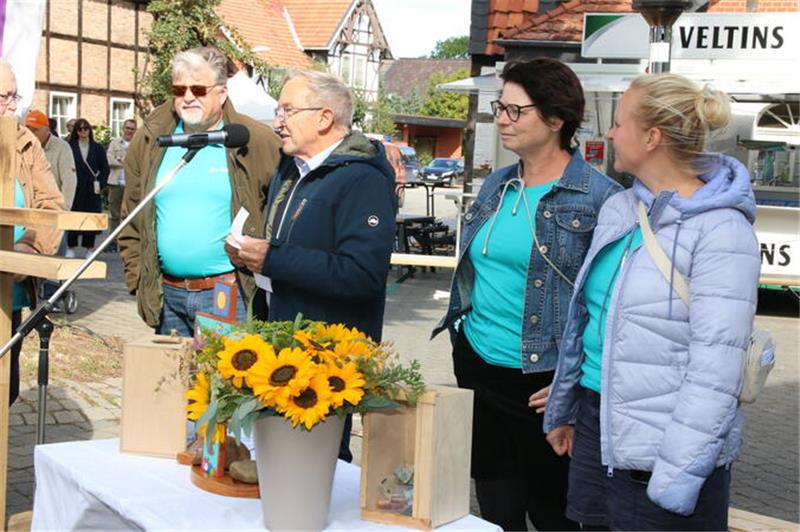 Lewe feiert Fest und bringt Vereine zusammen Ortsbürgermeister Günther Meyer (2.v.li.) sichert seine Unterstützung beim nächsten Fest zu.