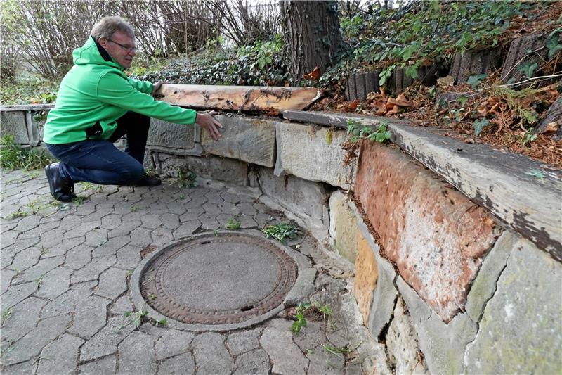 Grillgrotte ist in einem grottenschlechten Zustand Ortsbürgermeister Hans-Hermann Bosse muss an der Grillgrotte auf den Spielplatz in Neuenkirchen nur einmal kurz zupacken, schon hat er eine der maroden Sitzbohlen in der Hand. Foto: Kühlewind