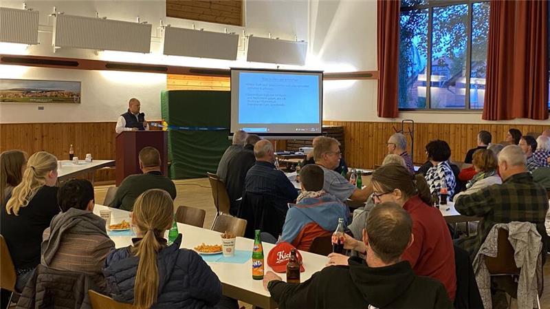 Werlaburgdorf hat einen Bürgerverein gegründet Ortsbürgermeister Tobias Schliephake spricht auf der gut besuchten Veranstaltung über Hintergründe und mögliche Projekte des Vereins.