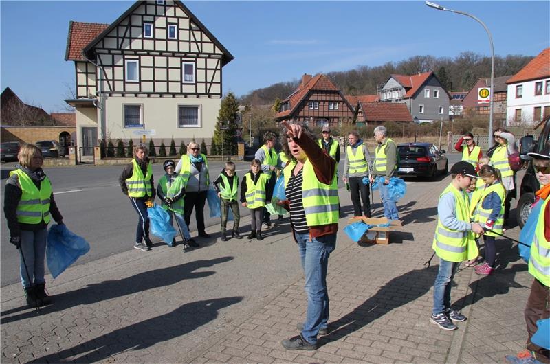 Ortsbürgermeisterin Friederike Fiebig begrüßt die Teilnehmer auf dem Dorfplatz.  Fotos: Hohaus