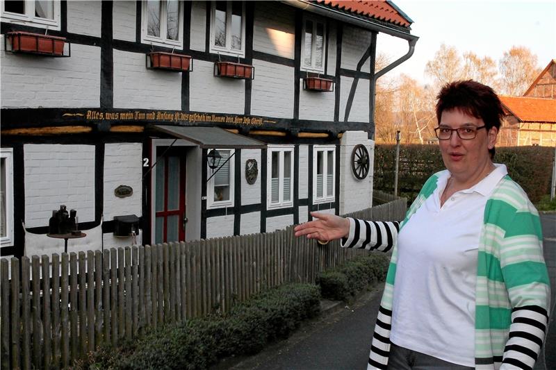 Ortsbürgermeisterin Monika Kubitschke zeigt ein Haus aus dem Jahr 1740.  Foto: Leifeld