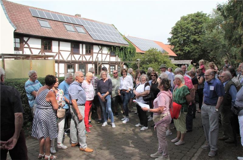 Ortsheimatpflegerin Monika Wendt und Edith Masberg begrüßte die Schar der Interessierten am Dorfrundgang.  Foto: Hohaus
