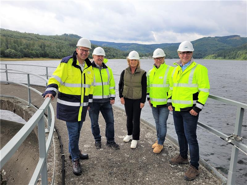 Nationale Strategie soll es beim Hochwasserschutz richten Ortstermin an der Innerstetalsperre (v.l.): Dr. Andreas Lange (Bereichsleiter Ressourcen HWW), Klaus Hans (Talsperrenmeister), Dunja Kreiser (MdB), Lars Schmidt (Kaufmännischer Geschäftsführer), Hendrik Rösch (Technischer Geschäftsführer). Foto: Privat