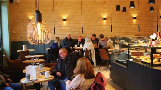 Ortsvorsteher Karl-Heinz Plosteiner lobt beim Neujahrsempfang den Umbau des ehemaligen Feuerwehrhauses in der Schützenstraße zum Café-Bistro "Spritzenhaus" mit Postfiliale und Regionalladen.