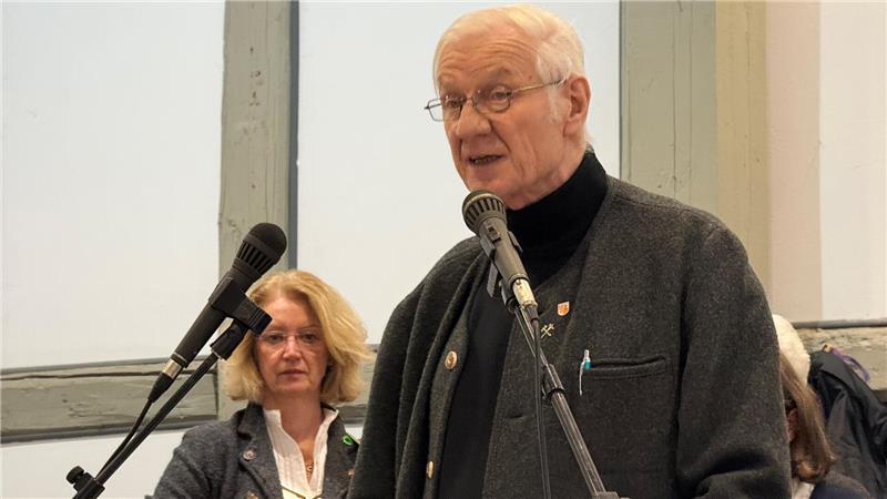 Das Foto zeigt Ortsvorsteher Karl-Heinz Plosteiner am Rednerpult.