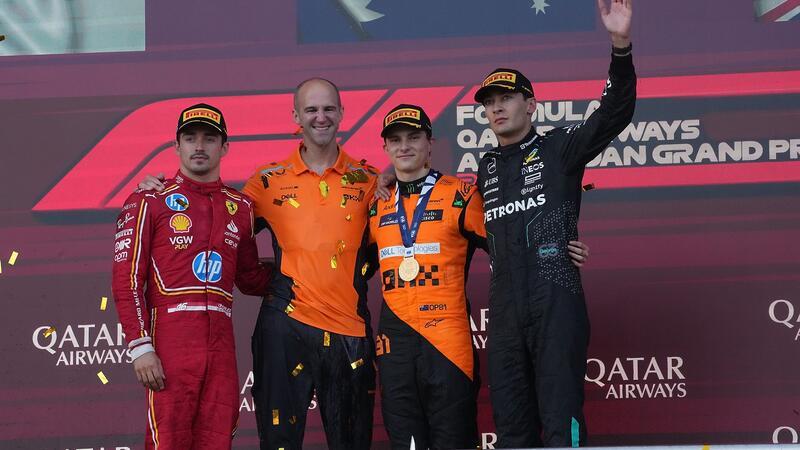 Oscar Piastri (M) gewann in Baku vor Charles Leclerc (l) und George Russell (r).