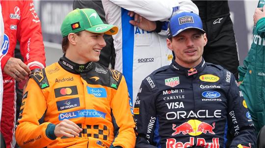 Oscar Piastri (l) hatte beim Gruppenfoto noch gut lachen.