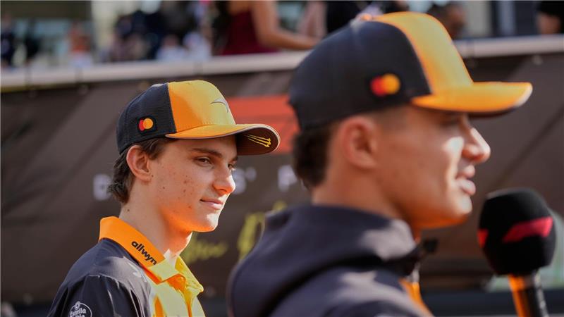 „Auf seine Weise“: Netter Norris am Beginn einer neuen Ära? Oscar Piastri (l.) wird den Teamkollegen und Weltmeister Lando Norris 2026 schlagen wollen.